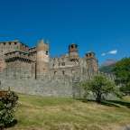 Ein großes mittelalterliches Schloss mit einem blauen Himmel dahinter
