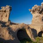 Ein paar große Felsen stehen nebeneinander