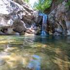 Ein Wasserfall inmitten einer felsigen Landschaft