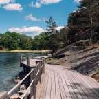 Ein Holzsteg führt hinunter zu einem See