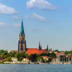 Eine Stadt mit vielen Gebäuden und einem großen Wasserkörper im Vordergrund