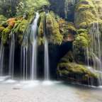 Ein Wasserfall inmitten eines üppigen grünen Waldes