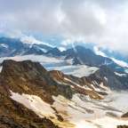 Ein schneebedeckter Berg mit einem Gletscher im Vordergrund