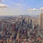 Eine Stadtlandschaft mit vielen Gebäuden und dem empire state building im Vordergrund
