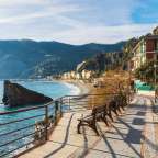 Eine Bank sitzt auf einem Gehweg mit Blick auf das Meer