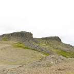 Ein felsiger Berg mit einem weißen Himmel im Hintergrund
