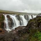 Ein Wasserfall inmitten einer felsigen Landschaft