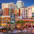 Eine Stadtlandschaft mit vielen Gebäuden und Palmen