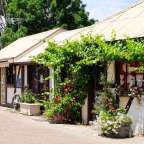 Ein kleines Gebäude mit einem Schild an der Seite, auf dem steht ' a '