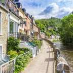 Wanderweg an der Uferpromenade in La Roche-en-Ardenne