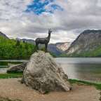 Statue der goldenen Gemse Zlatorog auf einem Felsen am Ufer des Bohinjer Sees in Slowenien.