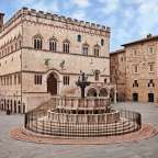 Ein großes Gebäude mit einem Brunnen davor