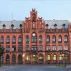 Ein großes rotes Backsteingebäude mit der Aufschrift poczta