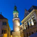 Ein Gebäude mit einem Uhrturm darauf