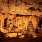 Eine Höhle mit vielen Felsen und Stalagmiten