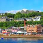 Eine Stadt mit vielen bunten Gebäuden und einem großen Gebäude im Hintergrund