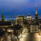 Eine Stadt mit vielen Gebäuden und Kirchen in der Abenddämmerung