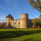 Ein großes mittelalterliches Schloss mit einem Turm davor