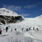 Eine Gruppe von Menschen geht durch einen schneebedeckten Berg
