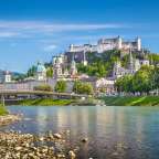 Eine Brücke über einen Fluss mit einem Schloss im Hintergrund