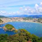 Ein großer See mit vielen Booten und einer Stadt im Hintergrund