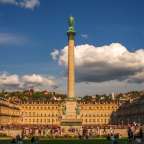 Ein großes Gebäude mit einer Statue davor