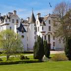 Ein großes weißes Schloss mit einer blauen Flagge an der Spitze