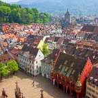 Eine Luftaufnahme einer Stadt mit vielen Gebäuden