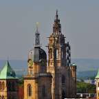 Ein Turm mit einer Uhr darauf zeigt die Zeit an