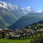 Ein kleines Dorf inmitten einer schneebedeckten Bergkette