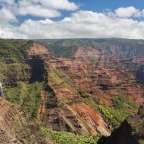 Ein Wasserfall stürzt von einer Klippe in eine Schlucht