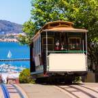 Eine Seilbahn fährt einen Hügel hinauf in die Stadt