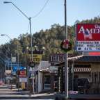 Ein motel mit einem roten schild , das sagt royal american inn