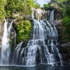 Ein Wasserfall inmitten eines grünen Dschungels
