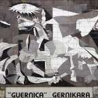 Ein Gemälde an einer Wand mit der Aufschrift " guernica "