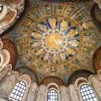 Die Decke einer Kirche mit einem Mosaik darauf