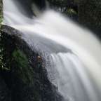 Ein Wasserfall fließt zwischen zwei Felsen hinunter