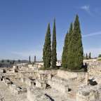 Ein altes Gebäude mit einem Glockenturm dahinter