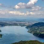 Ein großer See mit einer Stadt im Hintergrund