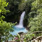 Ein Wasserfall im Dschungel mit blauem Wasser