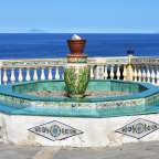 Ein Brunnen mit einer Vase mit Kakteen darauf