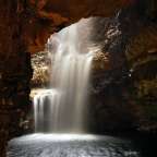 Ein Wasserfall in einer Höhle in der Dunkelheit