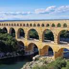 Eine Brücke über einen Fluss mit vielen Bogen