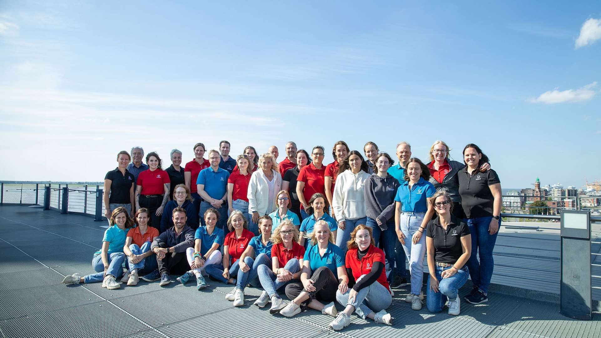 Eine Gruppe von Menschen posiert für ein Foto auf einem Dach
