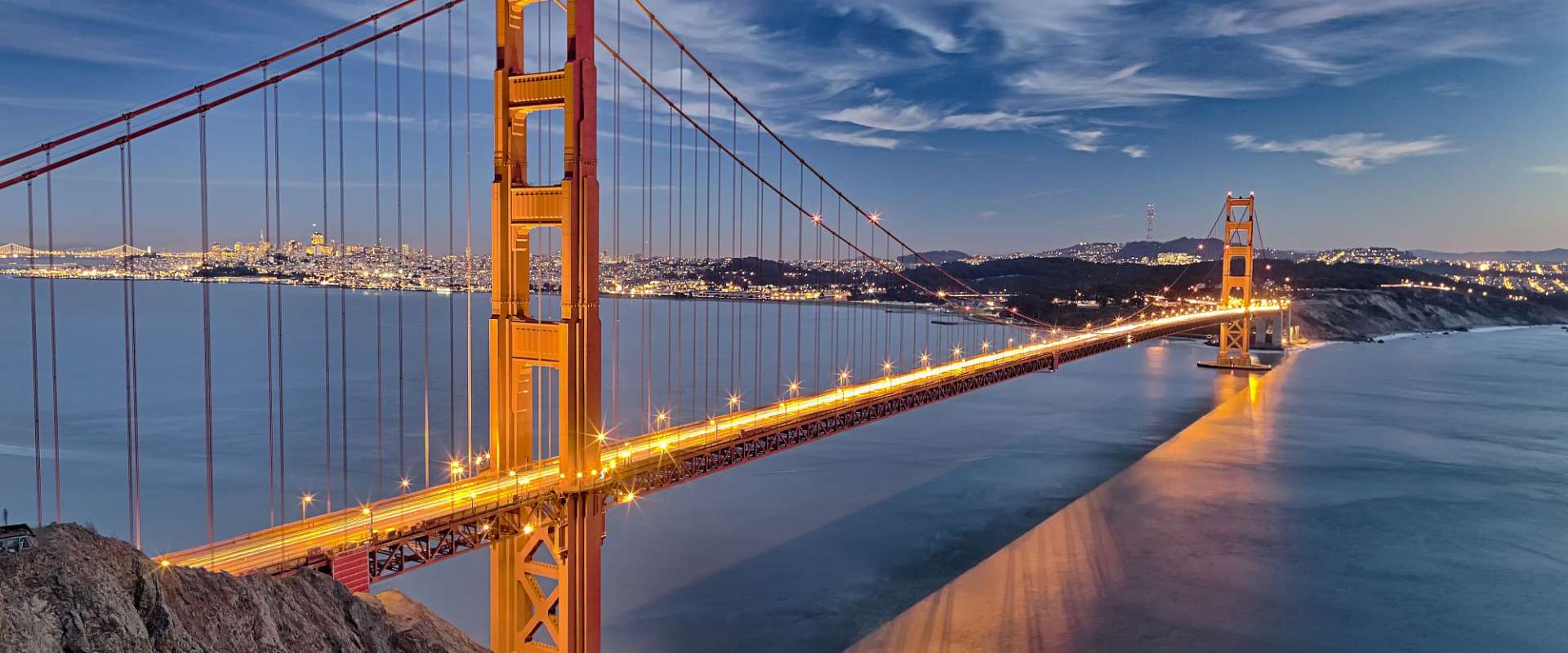 Die golden gate bridge in san francisco bei nacht