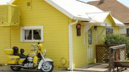 Ein gelbes Haus mit einem Motorrad davor