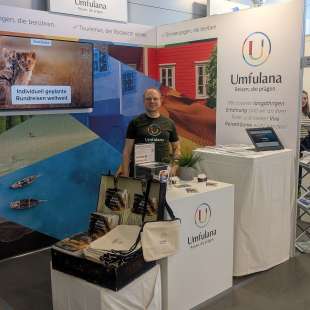Ein mann steht vor einem umfulana-stand