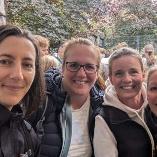 Drei junge frauen stehen nebeneinander und lächeln