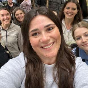 Eine Gruppe von Frauen posiert für ein selfie und eine Frau trägt einen rucksack mit der Aufschrift redbull