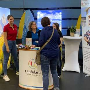 Drei frauen stehen an einem umfulana-stand